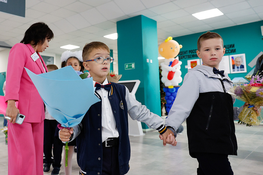 С военным оркестром и под «Катюшу»: в Калининграде открыли самую большую школу