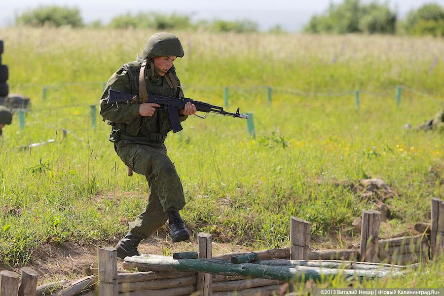 Полвека с морпехами: праздничные показательные выступления призывников 