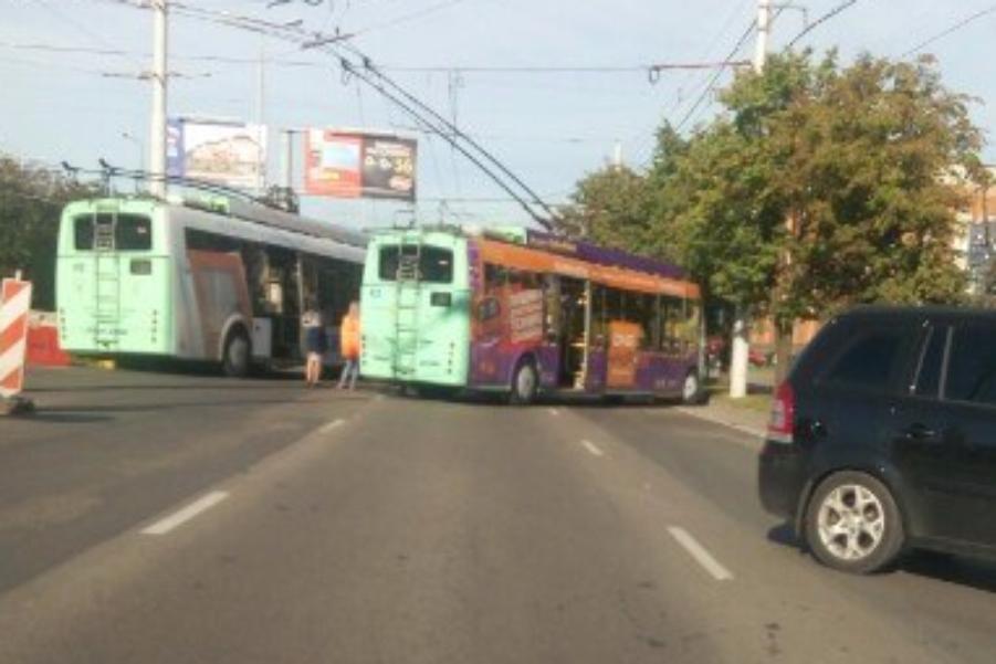 На Моспроспекте столкнувшиеся троллейбусы блокировали движение транспорта (фото)