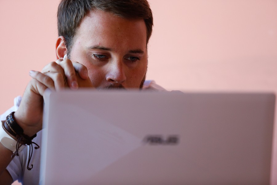 Опрос: россияне предпочитают художественной литературе новости в соцсетях