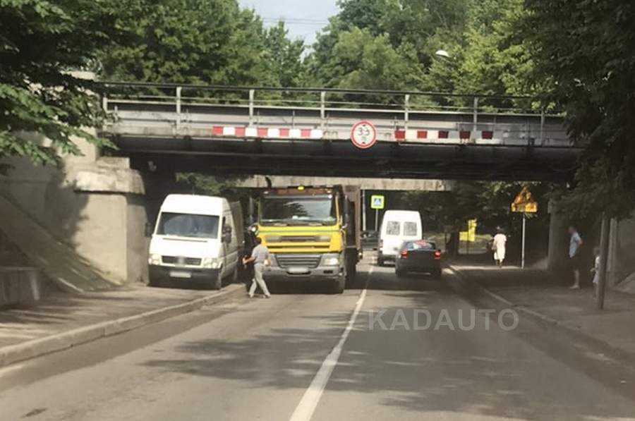 В Калининграде под мостом на Островского снова застрял крупный транспорт (фото)