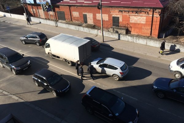 На ул. Озерова в Калининграде столкнулись «Ниссан» и грузовик (фото ...