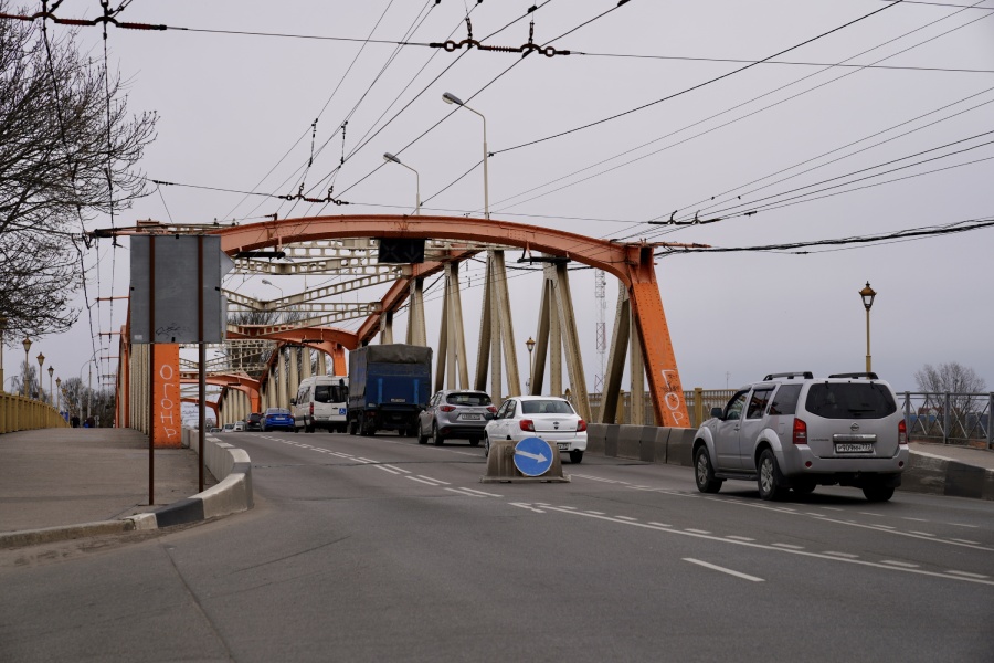 «Надоело „хыдыщкаться“ по стыкам»: на Киевской начался ремонт «оранжевого» моста (фото)