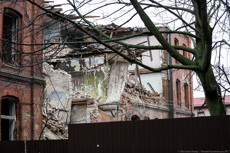 Экскаватором по Гёте: как сносят довоенное здание на Томской (фото, видео)