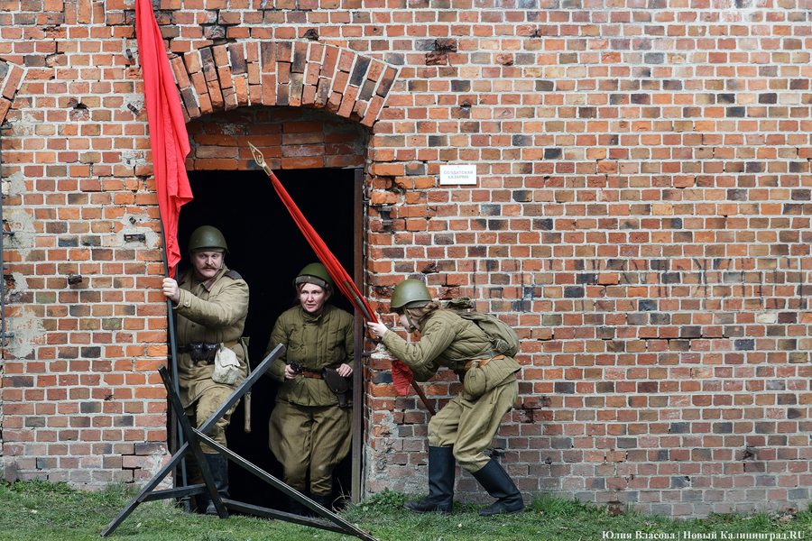 Двойной штурм: фоторепортаж с реконструкции взятия форта № 5 (фото)