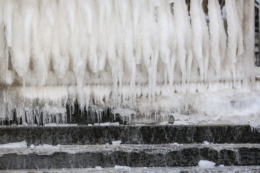 Мороз и море: как стихия украсила променад в Зеленоградске (фото)