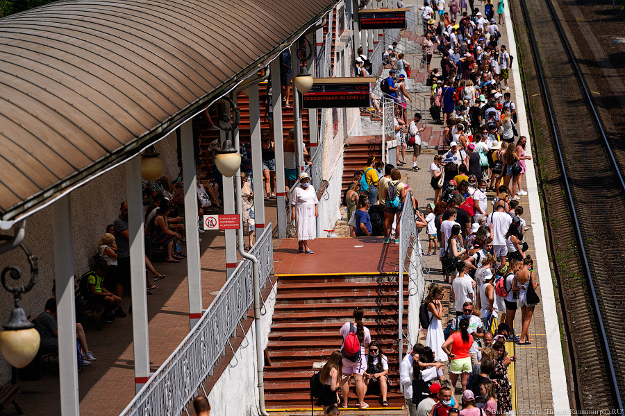 Не для слабаков: желающие уехать к морю штурмуют электрички и автобусы