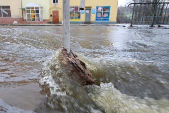 Из-за дождя жилой дом в Калининграде затопили стоки канализации