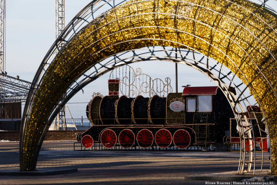 В царстве огненной лошади: как украсили Зеленоградск к Новому году (фото)