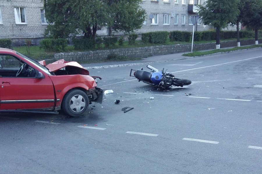 Очевидцы: в Мамоново столкнулись автомобиль и мотоцикл (фото)