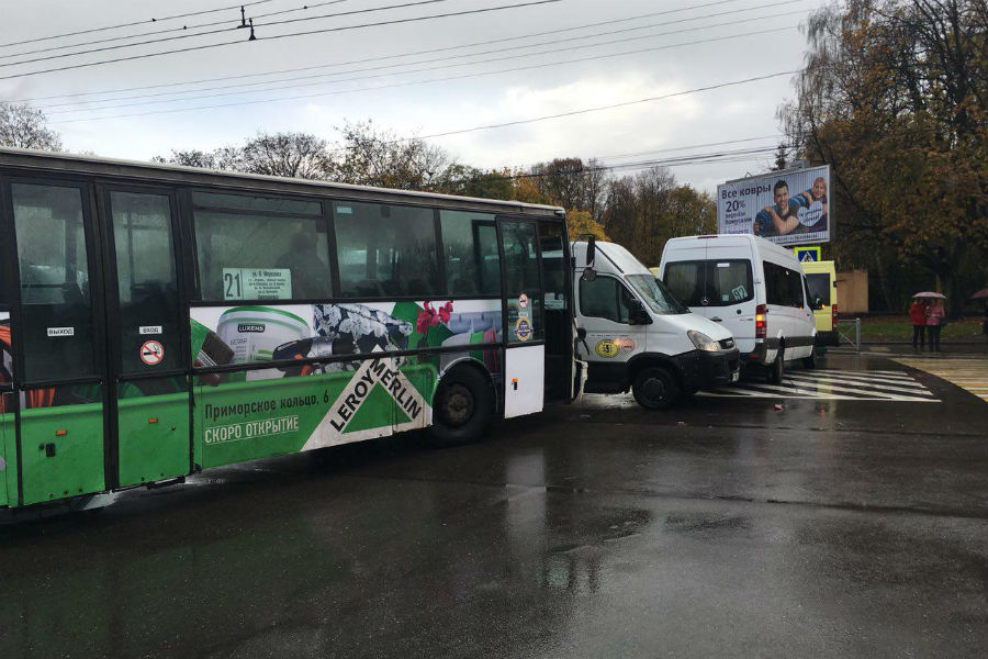 Проспект Калинина заблокирован из-за столкновения автобуса и маршрутки (фото)