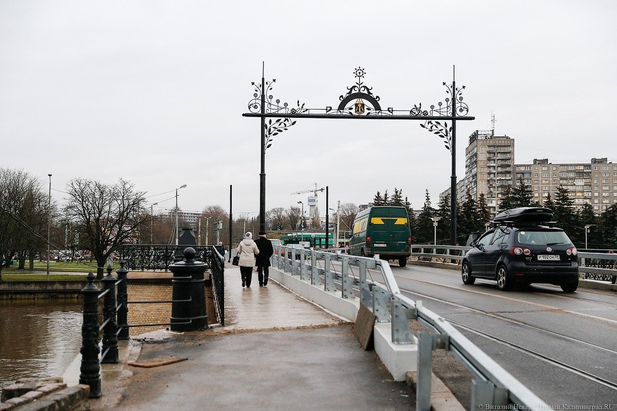 Власти намерены вновь заменить разбитое стекло смотрового окна на Деревянном мосту
