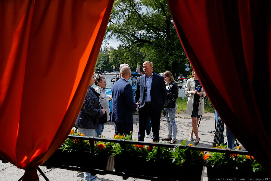 «Экватор» и «желтый глаз»: в Калининграде идет ремонт дорог и тротуаров 