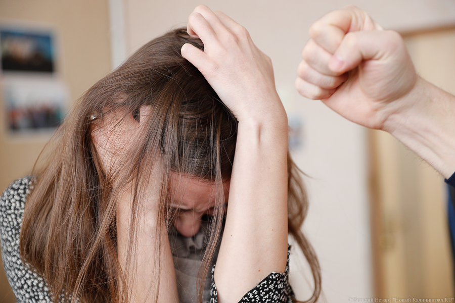 Сломанные ребра, травма головы: женщину избила подруга из-за карточного долга