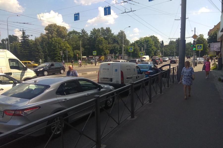 На Советском проспекте столкнулись три машины, собирается пробка (фото)