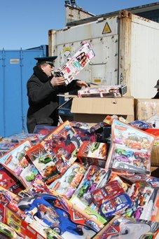 Суд постановил уничтожить тысячу китайских машинок из «Тачек» и 300 кукол Мокси (фото)