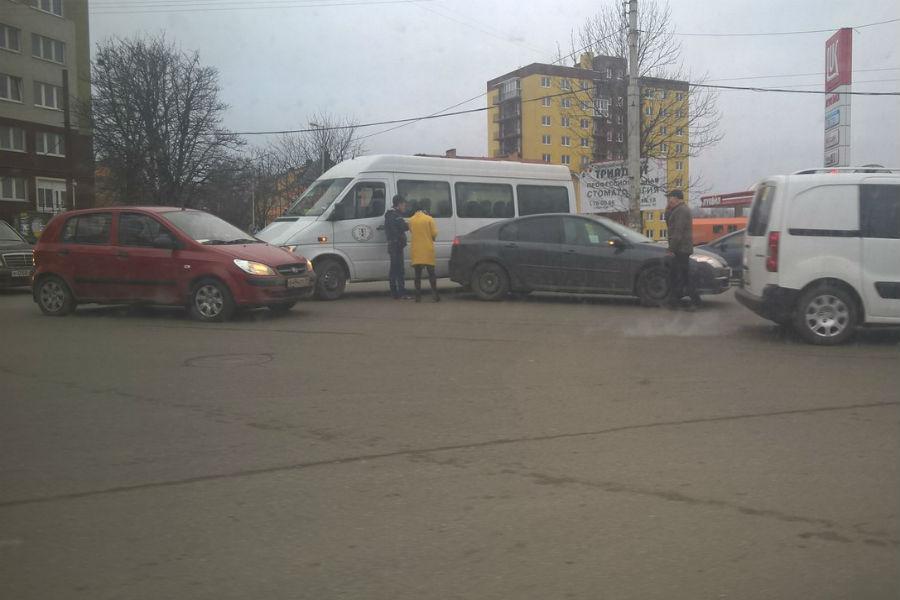 На Киевской столкнулись два авто и маршрутка (фото)
