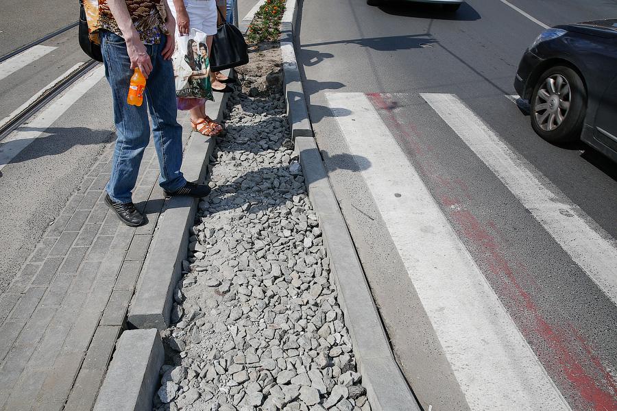 На площади Победы по поручению Ярошука выкапывают бордюры (фото)