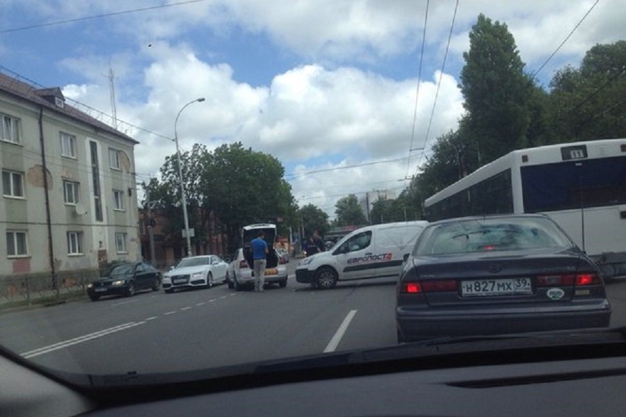 На Киевской столкнулись два авто, движение затруднено (фото)