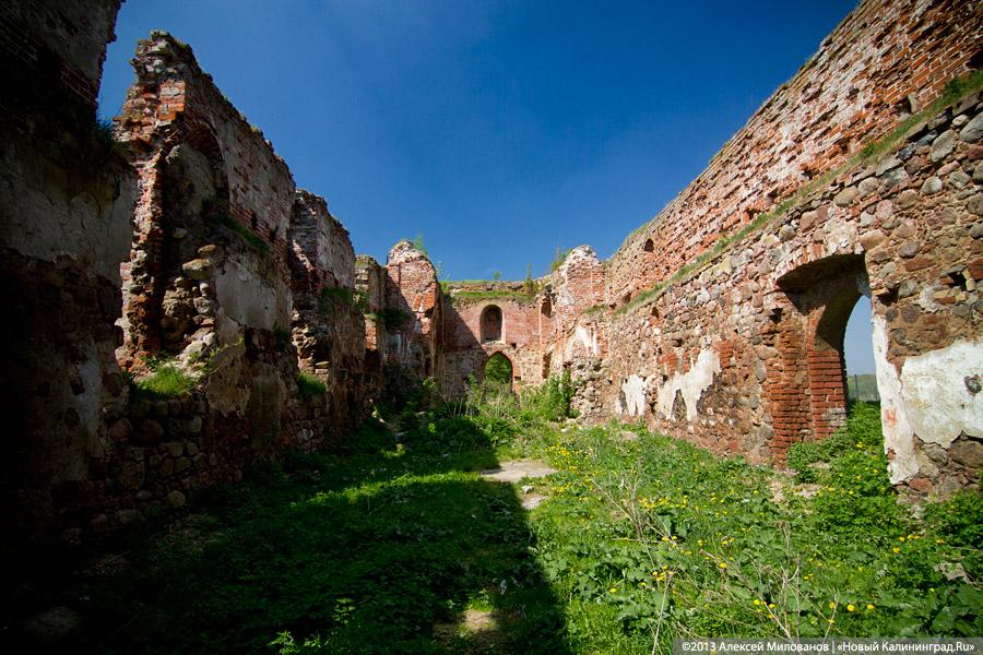 «Приезжайте позже»: территория переданной РПЦ кирхи в Романово превратилась в поселковую свалку
