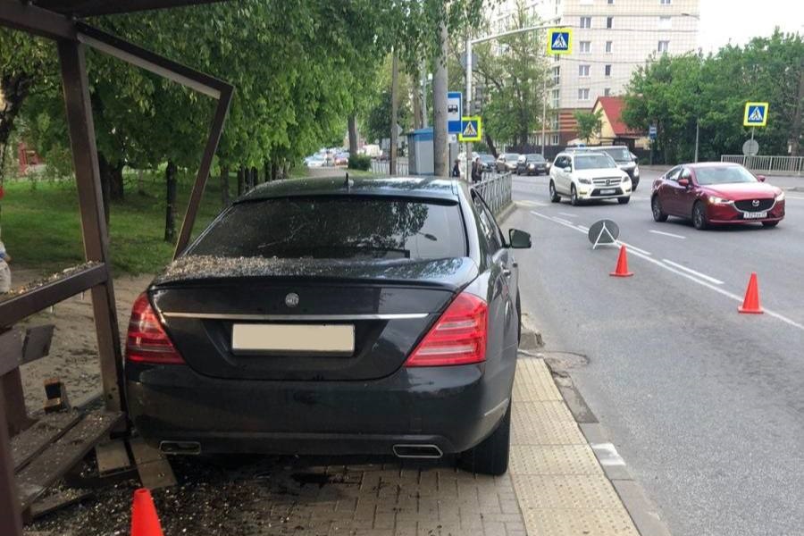 Въехавшим в остановку на Гагарина авто управлял 19-летний водитель без прав (фото)