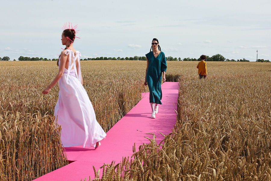 Один в поле — дизайнер: на Дне поля прошёл модный показ в колосьях (фото)