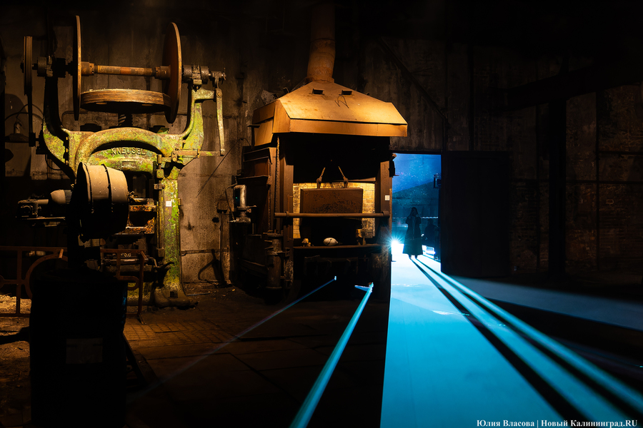 Индустриальные смыслы «Смены»: как прошёл фестиваль света в Кузнечном цехе (фото)