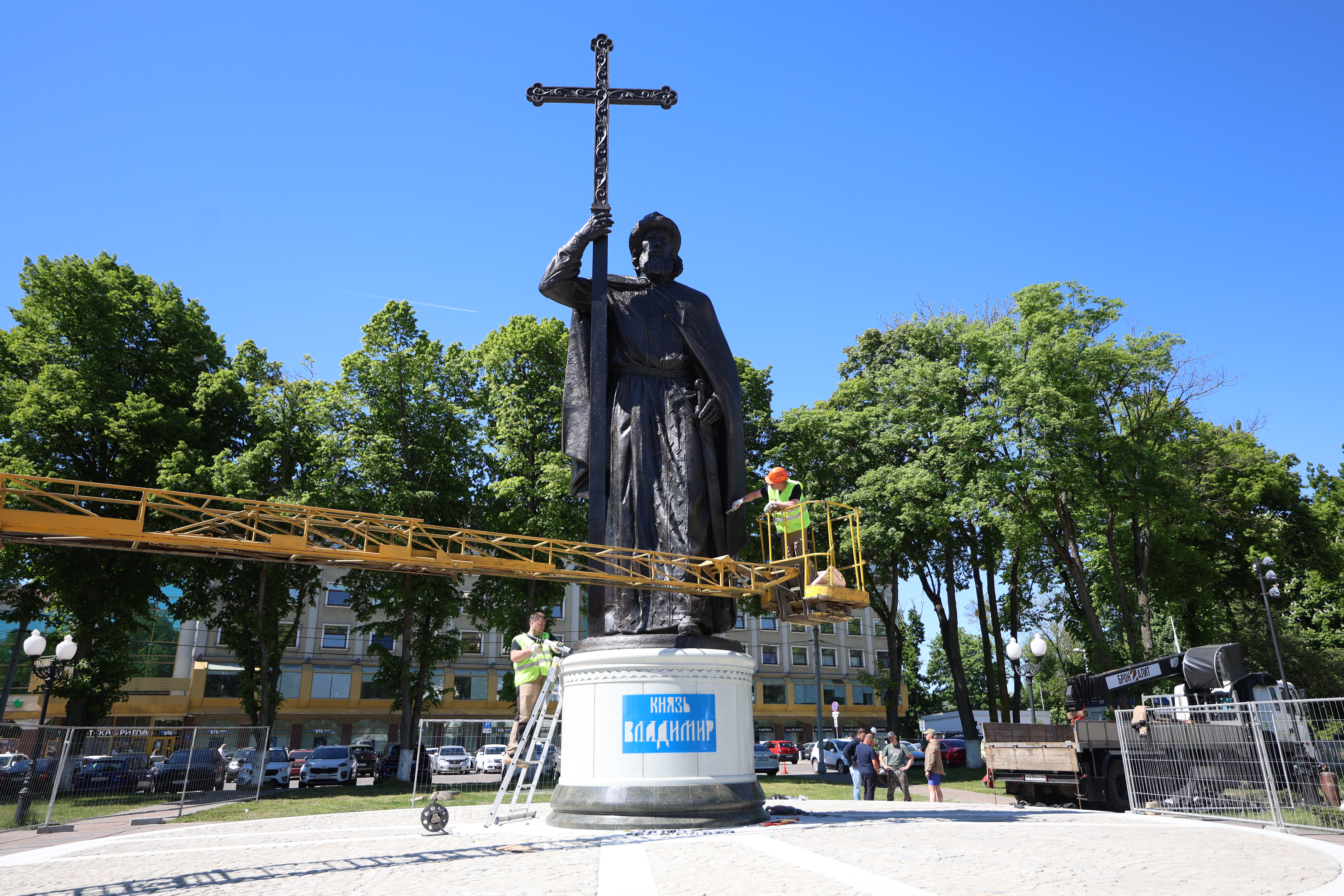 В центре Калининграда устанавливают памятник князю Владимиру (фото)