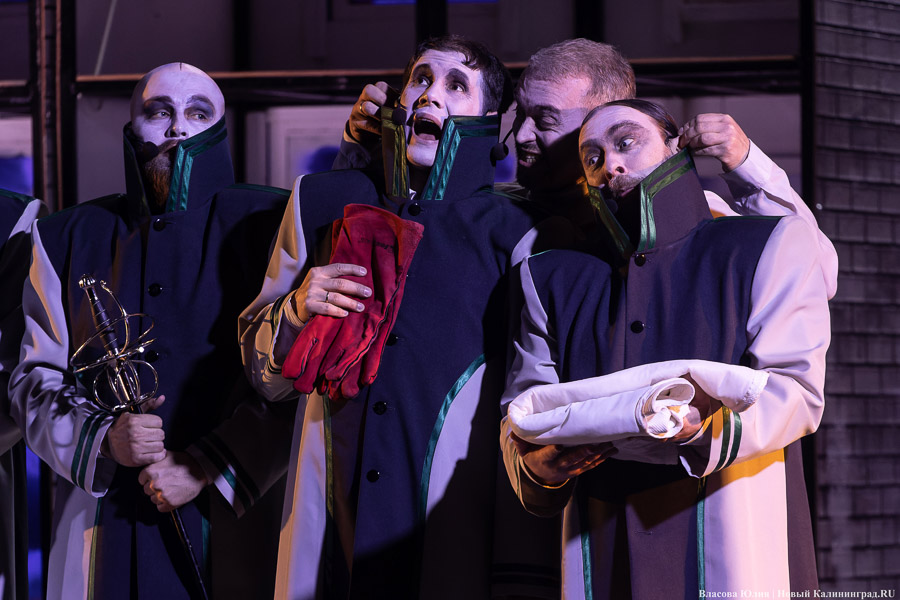 С интонациями The Beatles: в Музыкальном театре показали «Гоголюцинации Чичикова» (фото)