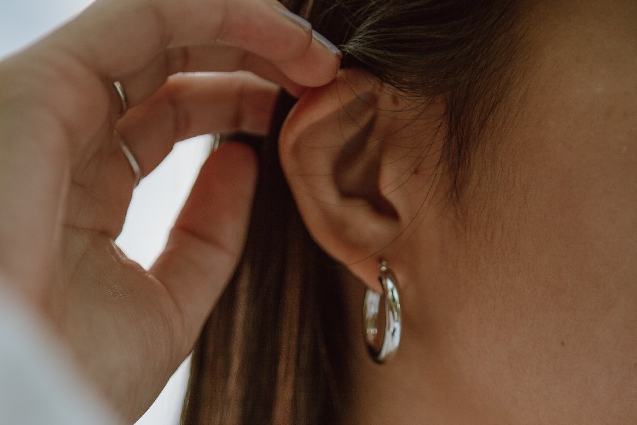 Калининградка вызвала спасателей, чтобы снять серьги