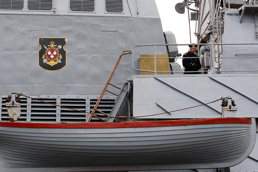 «Неустрашимый» со взбитыми сливками: боевой корабль вернулся из похода к берегам Сомали