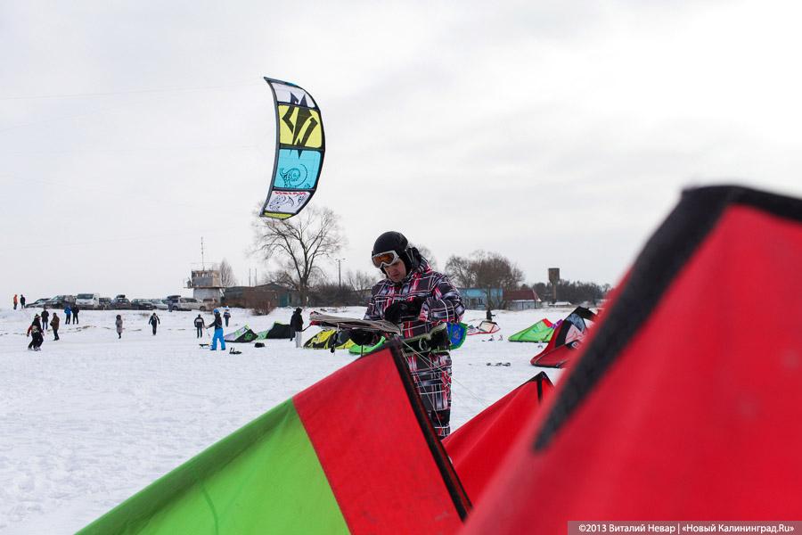 «Без тормозов»: репортаж с соревнований по сноукайтингу и айсбордингу