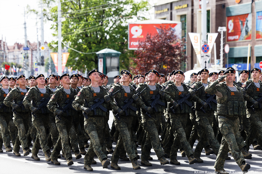 Под Знаменем Победы: в центре Калининграда прошел военный парад (фото)