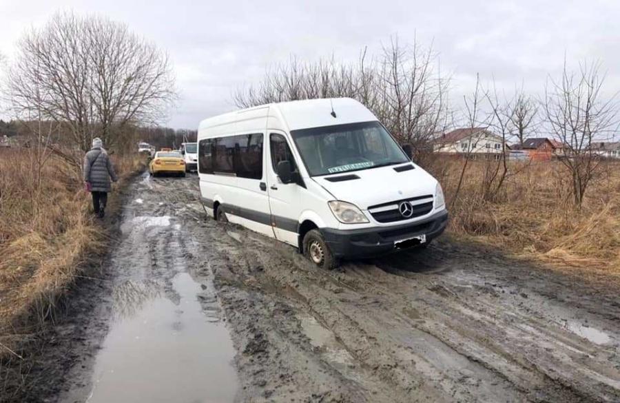 Возле Пионерского катафалки вязнут в грязи по пути на кладбище (фото)