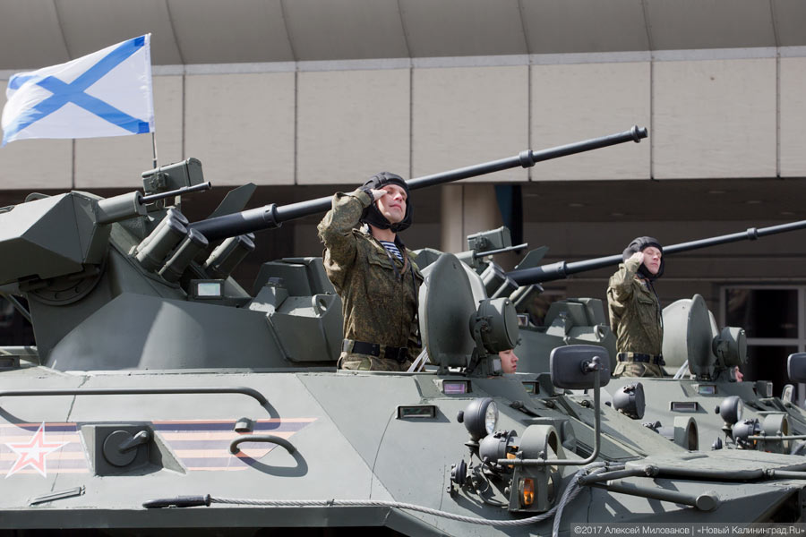 «Гвоздики», «Град» и снег: в Калининграде прошел Парад Победы