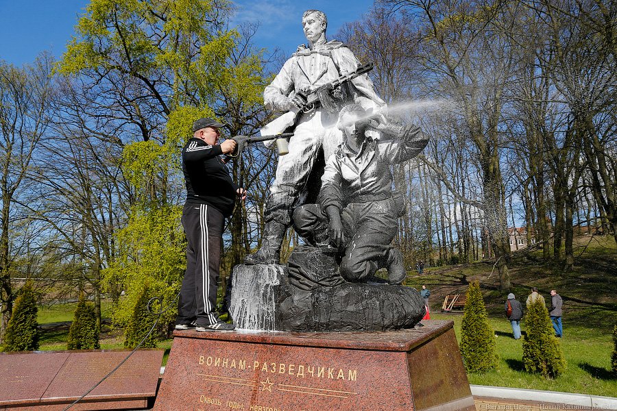 С метлой в руках: в парке Победы прошёл общегородской субботник