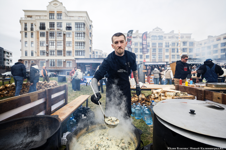 Вертикальная салака, взрывные колбаски и уха из Заполярья: чем кормят на ФИШтивале (фото)