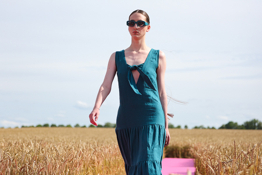 Один в поле — дизайнер: на Дне поля прошёл модный показ в колосьях (фото)