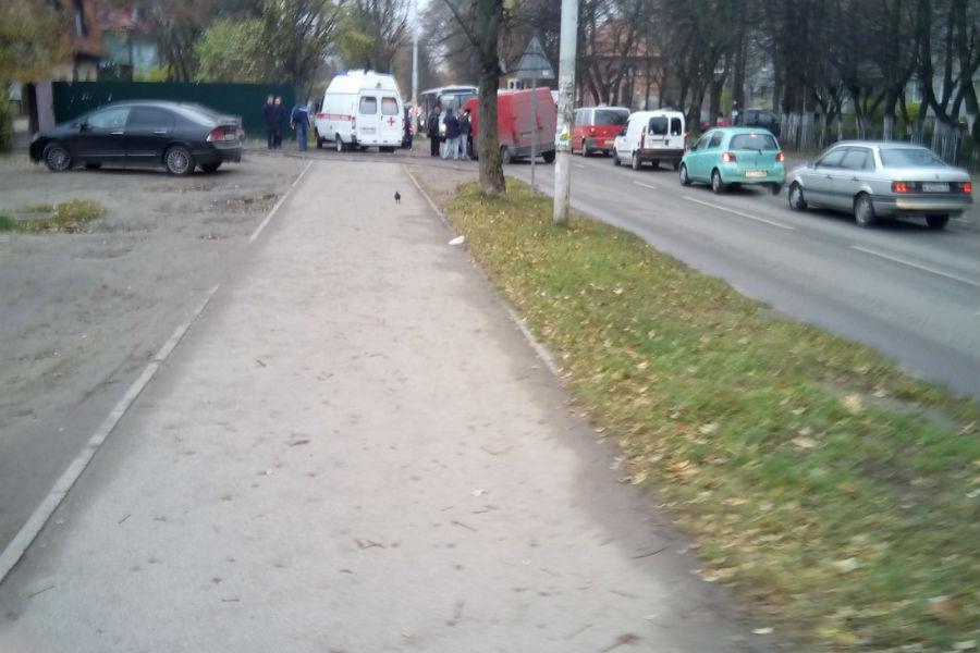 На Нарвской у микроавтобуса оторвало колесо после столкновения с «БМВ» (фото)