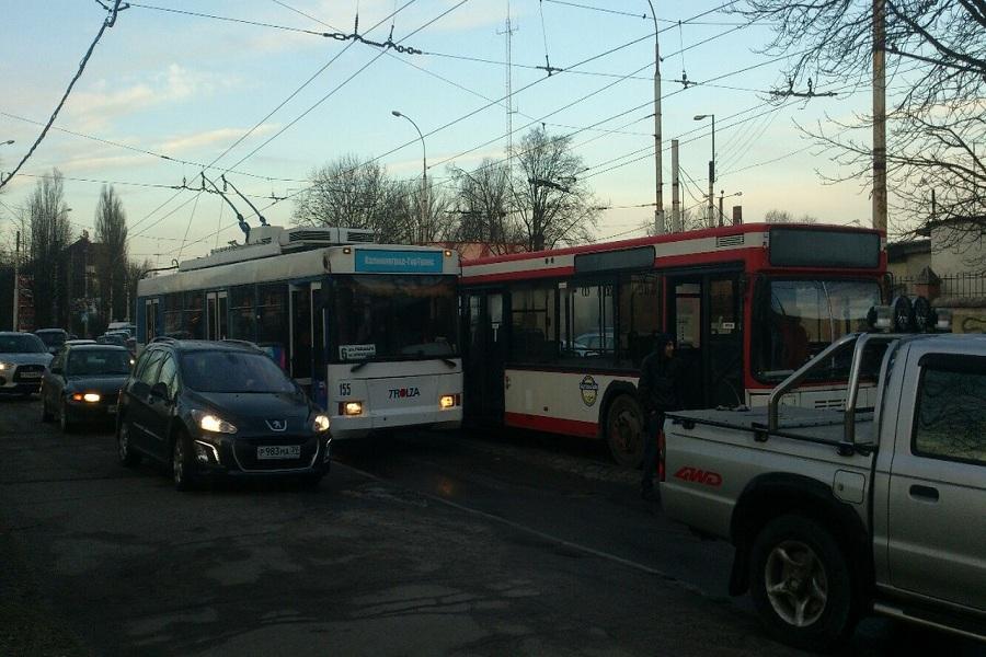 В Калининграде столкнулись автобус и троллейбус (фото)