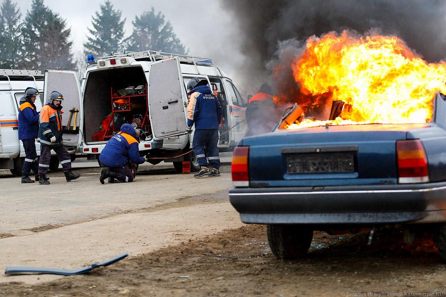 ДТП со зрелищным финалом: под Калининградом прошли учения спасателей