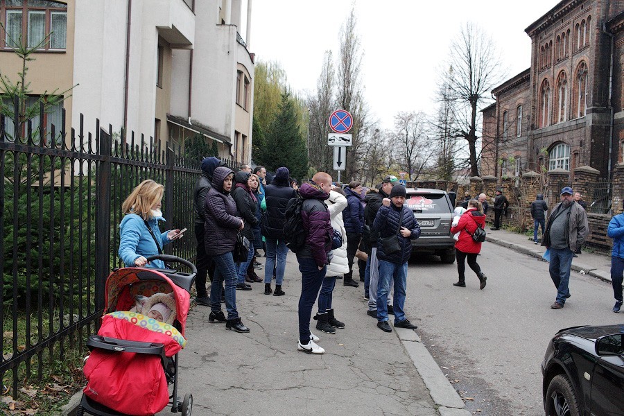 Чемпионат по очередям: что происходит перед наркодиспансером на Барнаульской
