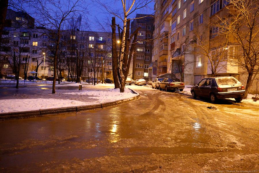 Ледовый остров: под второй эстакадой прорвало трубопровод (фото)