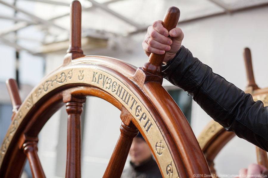 Дадим по струнам: Борислав Струлёв выступил на борту барка «Крузенштерн»