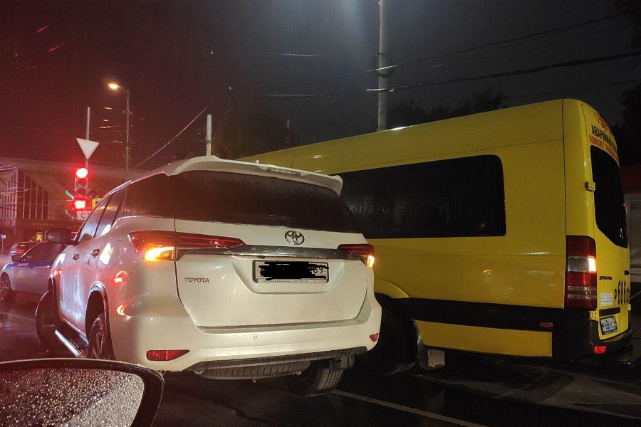 В центре Калининграда внедорожник «перестроился» в маршрутку (фото)