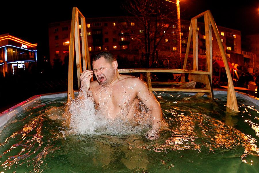 Окунуться и перекреститься: как прошли крещенские купания в Калининграде
