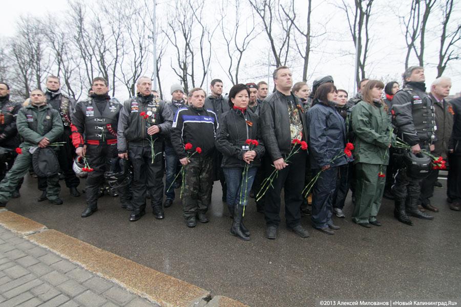 «С венком и шумом на Бранёво»: калининградская делегация отправилась в Польшу