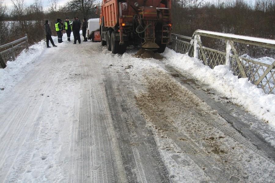 В Славском районе «Форд» врезался в снегоуборочный «КАМАЗ» на встречной (фото)