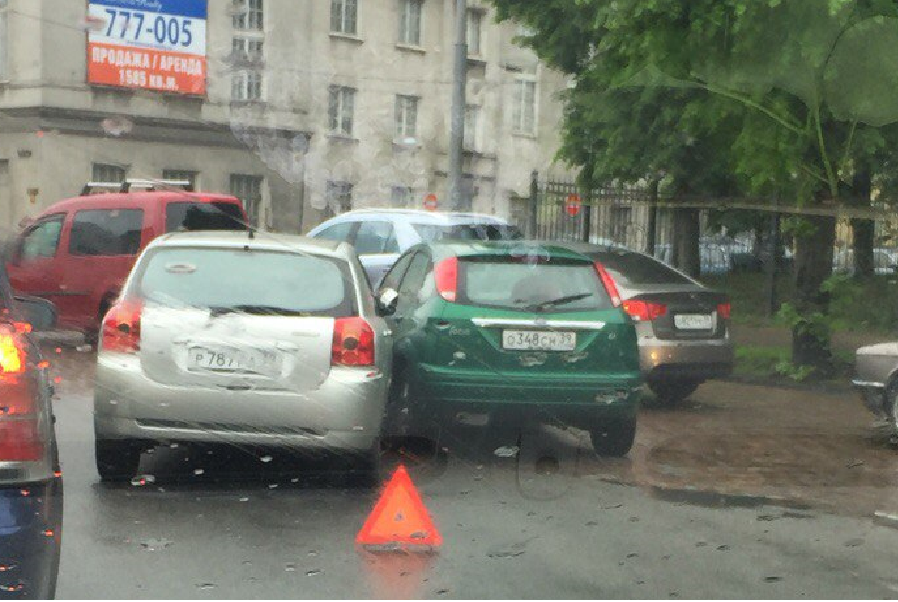 На ул. Октябрьской образовалась пробка из-за аварии (фото)