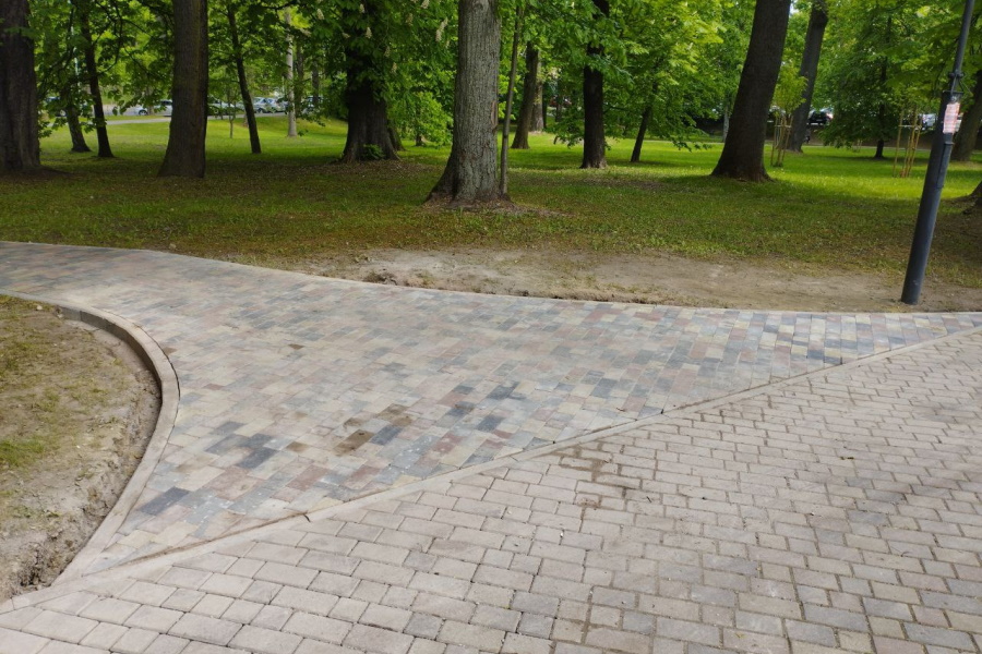 В сквере между Гаражной и Горького скруглили тротуары почти за два миллиона рублей (фото)